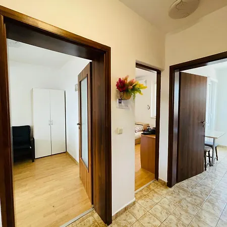 широк център варна15 минути до центъра Apartament